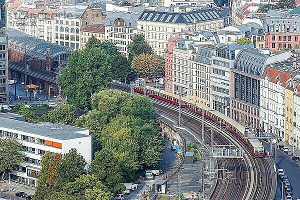 S-Bahn Zug auf der Stadtbahn bei den Hackesche Höfe Panorama Stadt Skyline Luftbild in Berlin  Deutschland  Europa