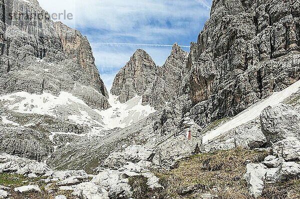 Mitte Gipfel Cima Sella (2917 m)  Einblick auf den schneebedeckten Pass Bocca del Tuckett  Brenta-Massiv  Brenta-Dolomiten  bei Molveno  Malfein  Provinz Trient  Trentino  Italien  Europa