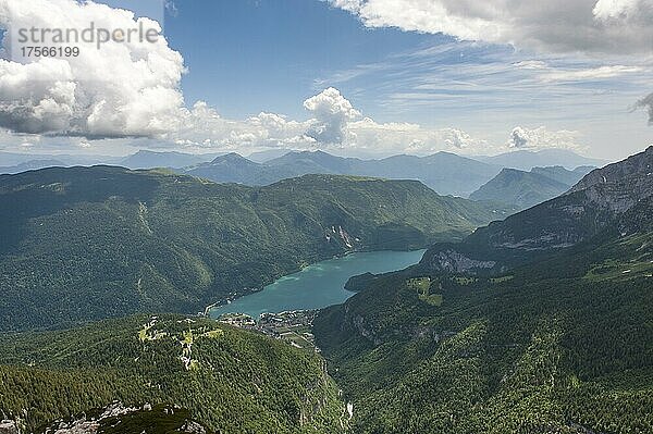 Ausblick vom Gipfel Croz dellAltissimo (2339 m) auf See Lago di Molveno Molvenosee  Molveno  Malfein  Brenta-Dolomiten  Provinz Trient  Trentino  Italien  Europa
