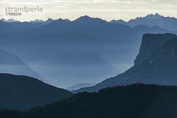 Blaue Stunde mit Berggipfeln  Natruns  Südtirol  Italien  Europa
