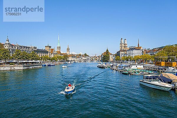 Blick von der Quaibrücke über den Limmat auf die Türme der Altstadt von Zürich  Zürich  Schweiz  Europa