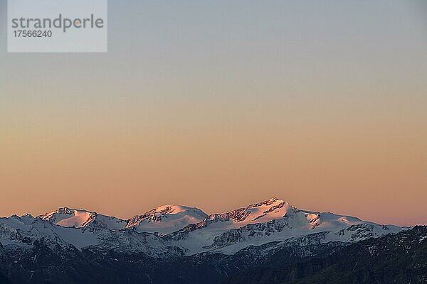 Sonnenaufgang über Gipfeln der Cevedale Gruppe  Naturns  Südtirol  Italien  Europa