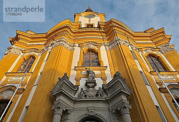 Die barocke Fassade des Klosters Neuzelle  Deutschland  Europa