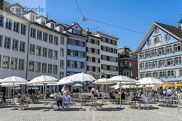 Tische und Stühle auf einem Platz in der Altstadt  historische Häuser am Münsterhof  Zürich  Schweiz  Europa