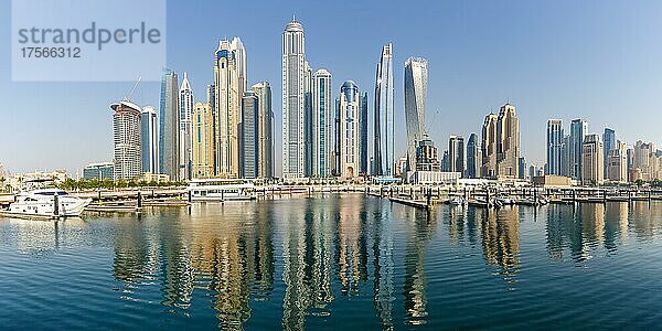 Dubai Marina und Harbour Skyline Architektur Luxus Urlaub in Arabien Panorama in Dubai  Vereinigte Arabische Emirate  Asien