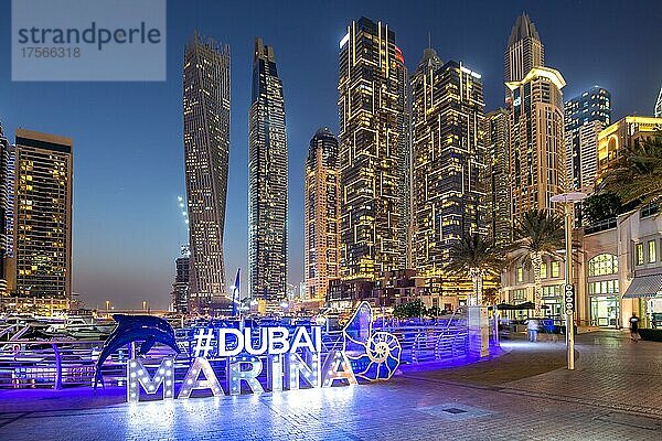 Dubai Marina Logo und Harbour Skyline Architektur Luxus Urlaub in Arabien bei Nacht in Dubai  Vereinigte Arabische Emirate  Asien