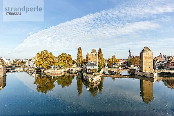 Petite France Brücke über Fluss Ill Wasser mit Turm Textfreiraum Copyspace Elsass in Straßburg  Frankreich  Europa
