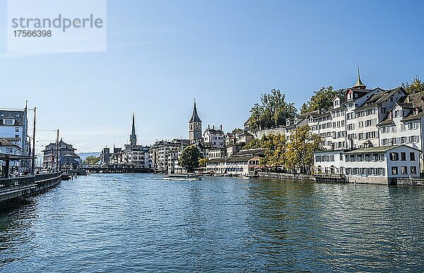 Blick über den Fluss Limmat  historische Häuser in der Altstadt  Türme des Fraumünster und St. Peter  Zürich  Schweiz  Europa