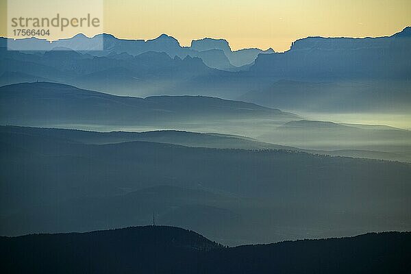 Blaue Stunde über Südtiroler Bergen mit Dunst im Tal  Naturns  Südtirol  Italien  Europa