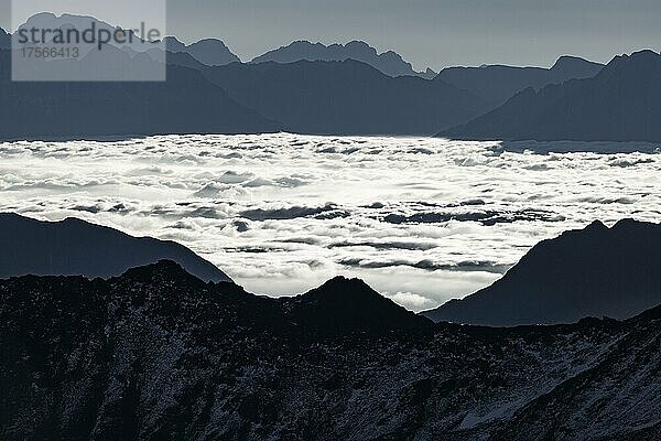 Dunst im Tal mit Südtiroler Bergen bei blauer Stunde  Martelltal  Naturns  Südtirol  Italien  Europa