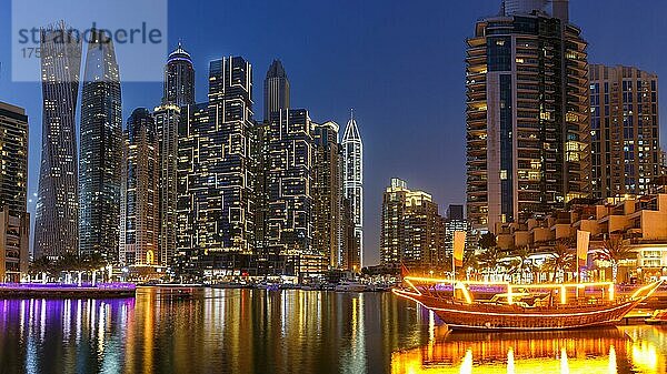 Dubai Marina Hafen Skyline Architektur Urlaub bei Nacht Panorama in Dubai  Vereinigte Arabische Emirate  Asien
