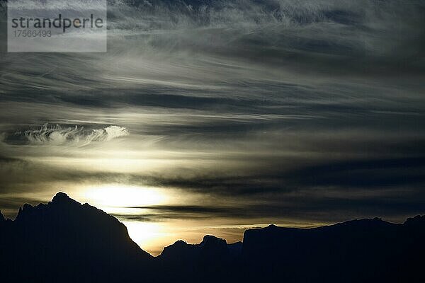 Dramatischer Wolkenhimmel mit Berggipfeln bei Sonnenaufgang  Natruns  Südtirol  Italien  Europa