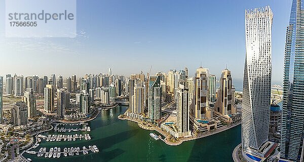 Dubai Marina und Harbour Skyline Übersicht Architektur Luxus Urlaub in Arabien mit Booten Panorama in Dubai  Vereinigte Arabische Emirate  Asien