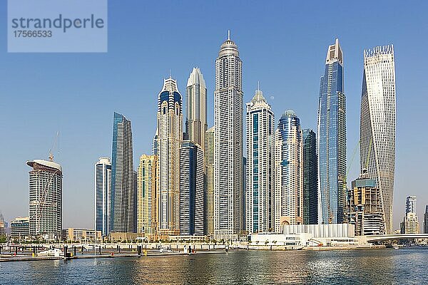 Dubai Marina und Harbour Skyline Architektur Luxus Urlaub in Arabien in Dubai  Vereinigte Arabische Emirate  Asien