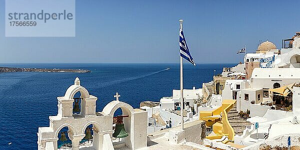 Insel Santorini Ferien Reise reisen Stadt Oia am Mittelmeer Panorama mit Kirche in Santorin  Griechenland  Europa