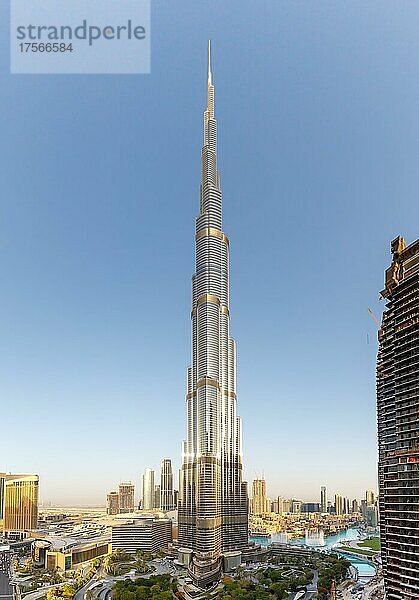 Dubai Burj Khalifa Kalifa Hochhaus Wolkenkratzer Skyline Architektur abends in Dubai  Vereinigte Arabische Emirate  Asien