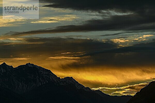 Sonnenuntergang über dem Vintschgau mit südtiroler Bergen  Naturns  Südtirol  Italien  Europa