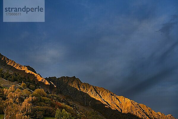 Felsgrat in rötlichem Abendlicht  Naturns  Südtirol  Italien  Europa