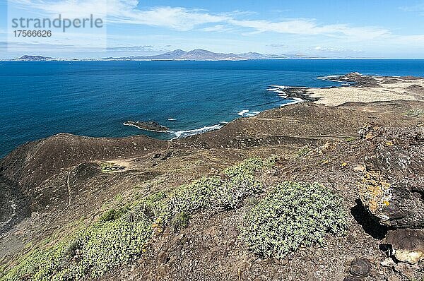 Ausblick vom Gipfel des Vulkan Montaña La Caldera  Küste  Islote de Lobos  Fuerteventura  hinten Lanzarote  Atlantik  Kanarische Inseln  Spanien  Europa