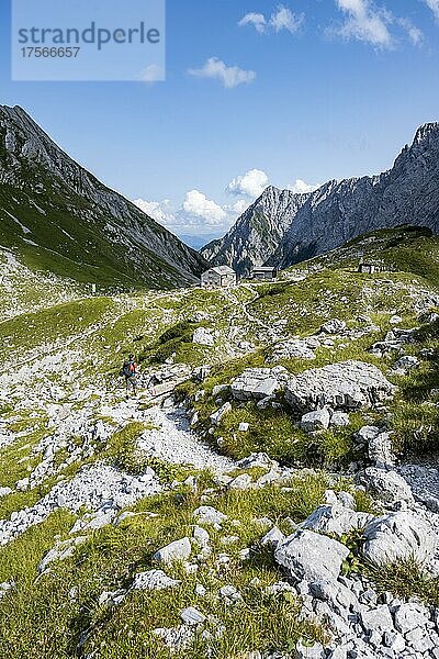 Wanderer auf einem Wanderweg  hinten Lamsenjochhütte  Karwendelgebirge  Alpenpark Karwendel  Tirol  Österreich  Europa