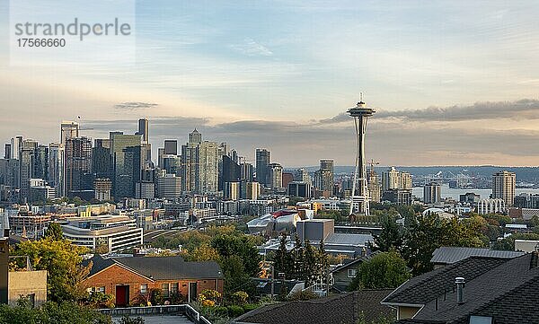 Blick über Seattle  Skyline mit Aussichtsturm Space Needle  bei Sonnenuntergang  Seattle  Washington  USA  Nordamerika