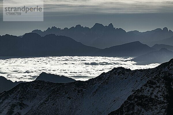 Dunst im Tal mit Südtiroler Bergen bei blauer Stunde  Martelltal  Naturns  Südtirol  Italien  Europa