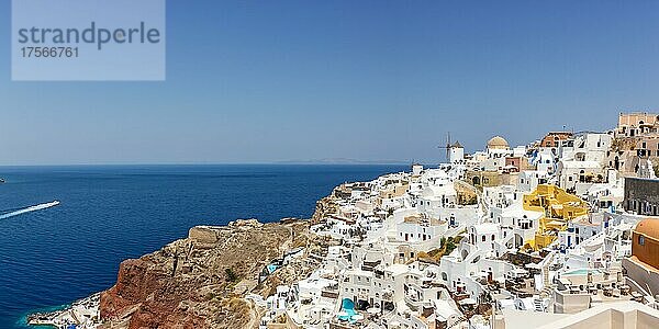 Insel Santorini Ferien Reise reisen Stadt Oia am Mittelmeer Panorama mit Windmühlen in Santorin  Griechenland  Europa