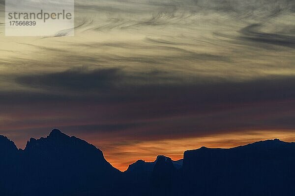 Dramatischer Wolkenhimmel mit Berggipfeln bei Sonnenaufgang  Natruns  Südtirol  Italien  Europa