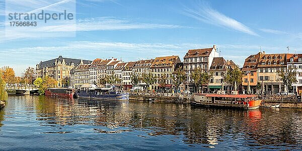 Historische Häuser am Fluss Ill Wasser Panorama Elsass in Straßburg  Frankreich  Europa