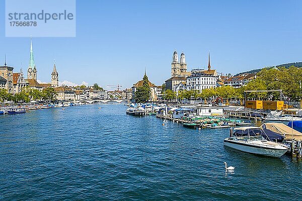 Blick von der Quaibrücke über den Limmat auf die Türme der Altstadt von Zürich  Zürich  Schweiz  Europa