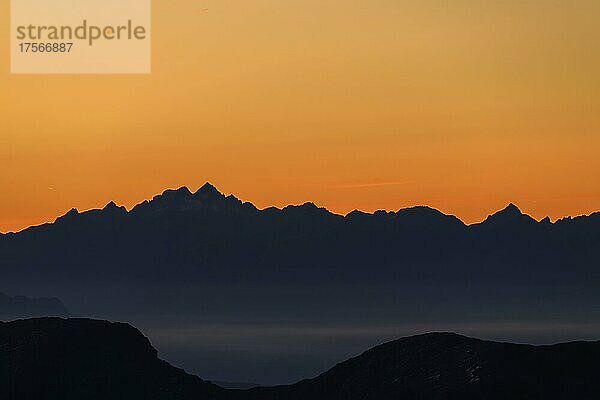 Sonnenaufgang über Südtiroler Bergen mit Nebelmeer im Hintergrund  Naturns  Südtirol  Italien  Europa