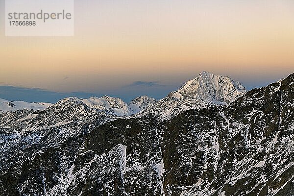 Verschneiter Gipfel der Königspitze im Morgenlicht  Martelltal  Naturns  Südtirol  Italien  Europa