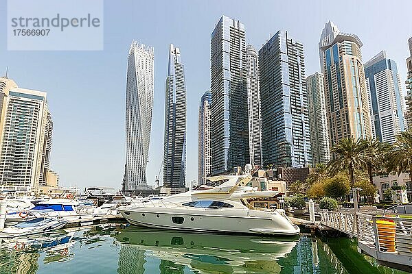 Dubai Marina und Harbour Skyline Architektur Luxus Urlaub in Arabien mit Booten Yacht in Dubai  Vereinigte Arabische Emirate  Asien