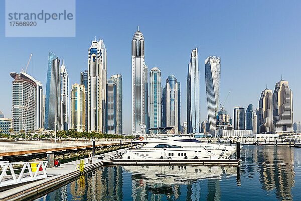 Dubai Marina und Harbour Skyline Architektur Luxus Urlaub in Arabien mit Boot Yacht in Dubai  Vereinigte Arabische Emirate  Asien