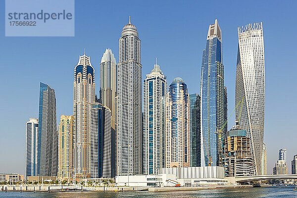 Dubai Marina und Harbour Skyline Architektur Luxus Urlaub in Arabien in Dubai  Vereinigte Arabische Emirate  Asien