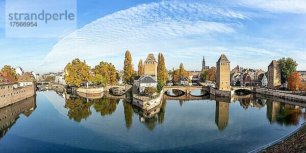 Petite France Brücke über Fluss Ill Wasser mit Turm Panorama Textfreiraum Copyspace Elsass in Straßburg  Frankreich  Europa
