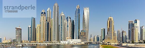 Dubai Marina und Harbour Skyline Architektur Luxus Urlaub in Arabien Panorama in Dubai  Vereinigte Arabische Emirate  Asien