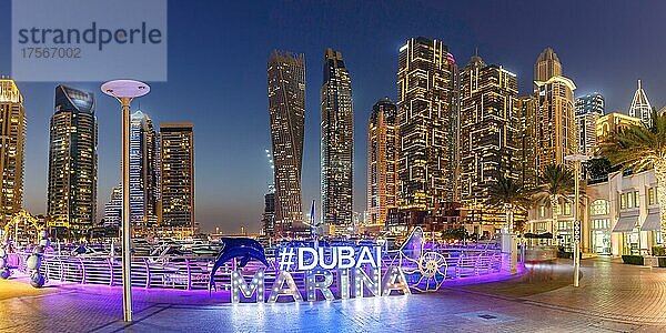 Dubai Marina Logo und Harbour Skyline Architektur Luxus Urlaub in Arabien Panorama bei Nacht in Dubai  Vereinigte Arabische Emirate  Asien