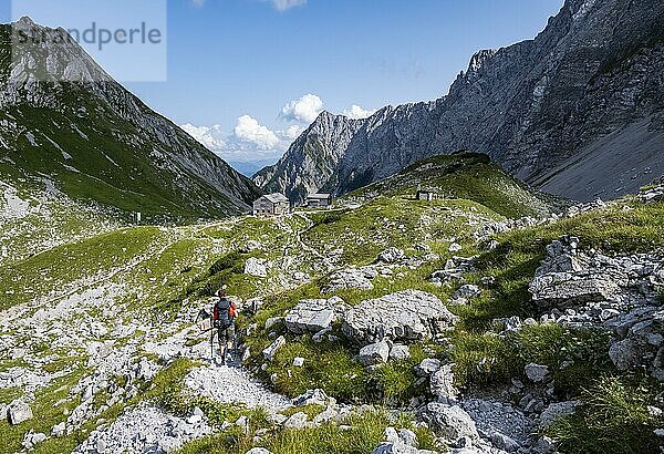 Wanderer auf einem Wanderweg  hinten Lamsenjochhütte  Karwendelgebirge  Alpenpark Karwendel  Tirol  Österreich  Europa