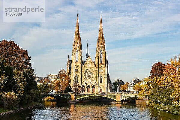 Kirche Saint-Paul am Fluss Ill Wasser Elsass in Straßburg  Frankreich  Europa