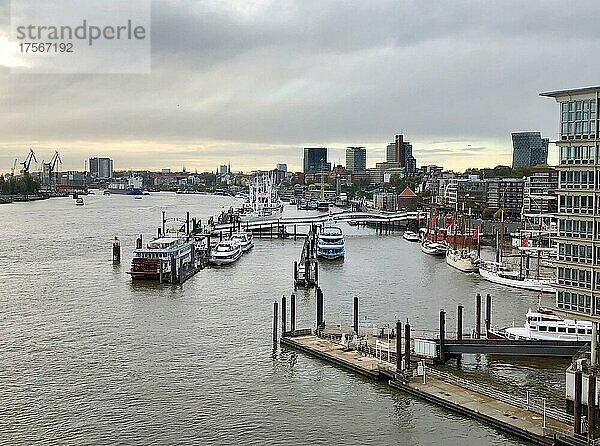 Blick über die Elbe mit Schiffen  von der Elbphilharmonie  Hamburg  Deutschland  Europa