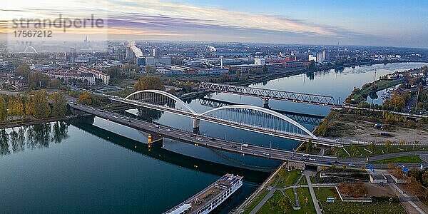 Brücken Brücke über Fluss Rhein zwischen Deutschland und Frankreich Luftbild Panorama in Kehl  Deutschland  Europa