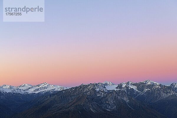 Blaue Stunde über Südtiroler Bergen  Naturns  Südtirol  Italien  Europa