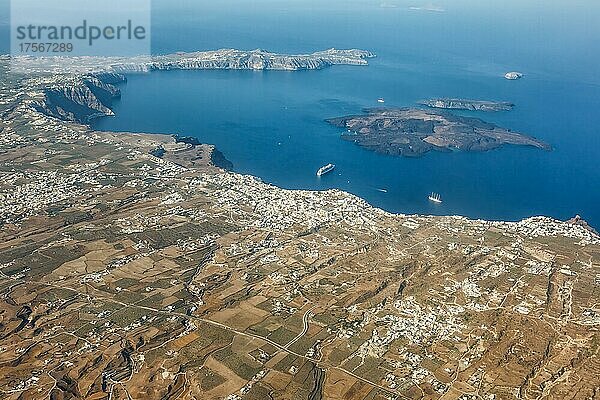 Insel Santorini Ferien Reise reisen Stadt Fira Thera am Mittelmeer Luftbild in Santorin  Griechenland  Europa