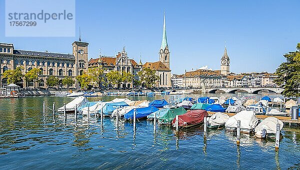 Boote im Hafen am Limmat  hinten Stadthaus Zürich  Frauenmünster und Kirchturm St. Peter  Schifflände  Altstadt  Zürich  Schweiz  Europa