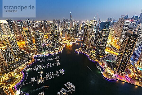 Dubai Marina Hafen Skyline Architektur Urlaub Übersicht bei Nacht in Dubai  Vereinigte Arabische Emirate  Asien