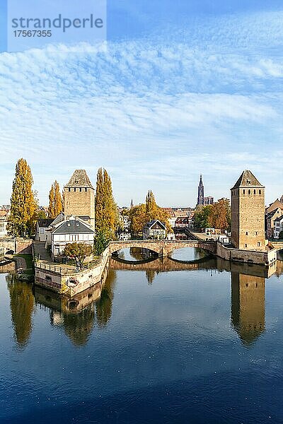 Petite France Brücke über Fluss Ill Wasser mit Turm Textfreiraum Copyspace Elsass in Straßburg  Frankreich  Europa