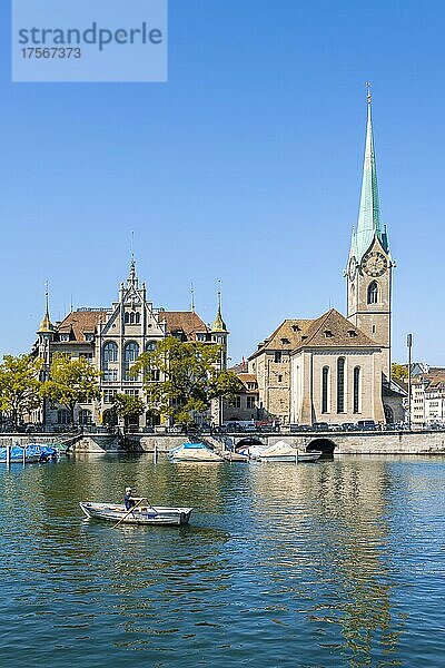 Ruderer auf dem Limmat  hinten Frauenmünster und Stadthaus Zürich  Altstadt  Zürich  Schweiz  Europa