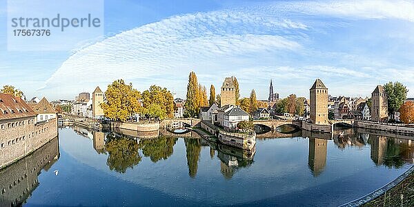 Petite France Brücke über Fluss Ill Wasser mit Turm Panorama Textfreiraum Copyspace Elsass in Straßburg  Frankreich  Europa