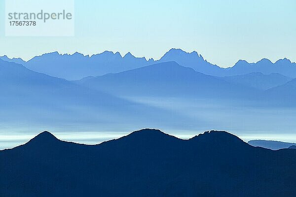 Blaue Stunde über Südtiroler Bergen mit Dunst im Tal  Naturns  Südtirol  Italien  Europa